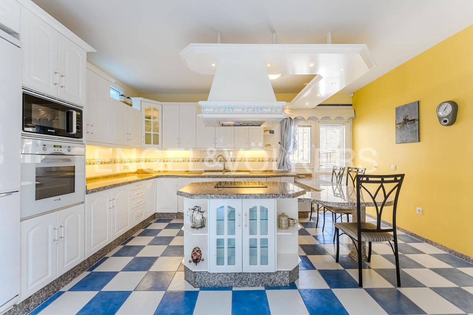 6 bedroom Villa for sale in Santiago del Teide with garage - € 690,000 (Ref: 9362826)