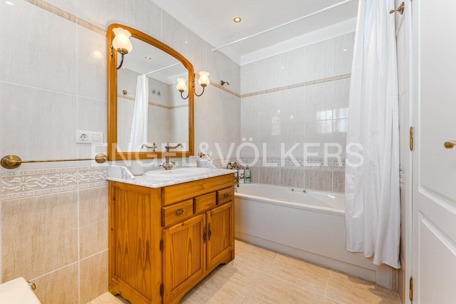 6 bedroom Villa for sale in Santiago del Teide with garage - € 690,000 (Ref: 9362826)