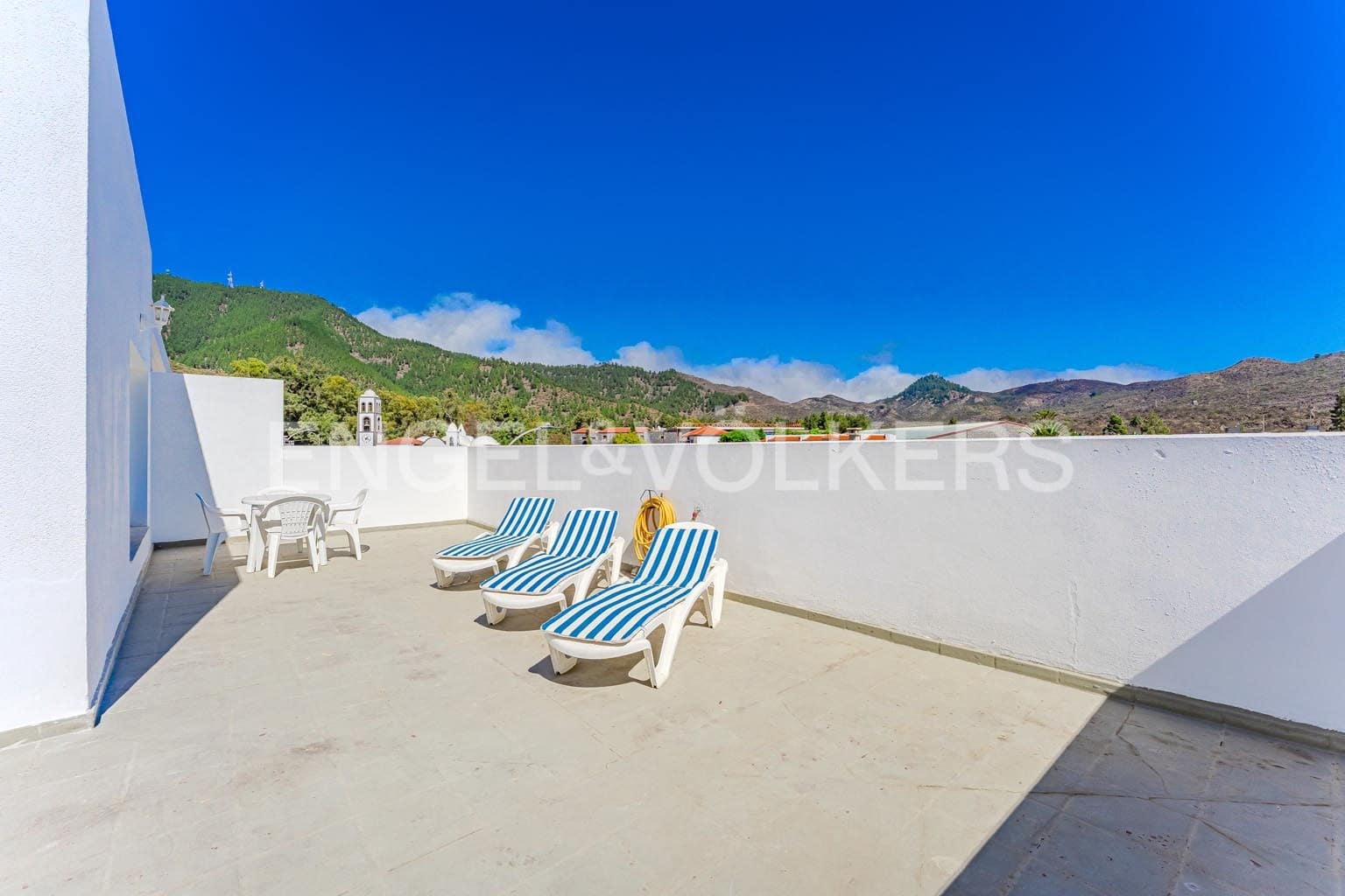 6 bedroom Villa for sale in Santiago del Teide with garage - € 690,000 (Ref: 9362826)