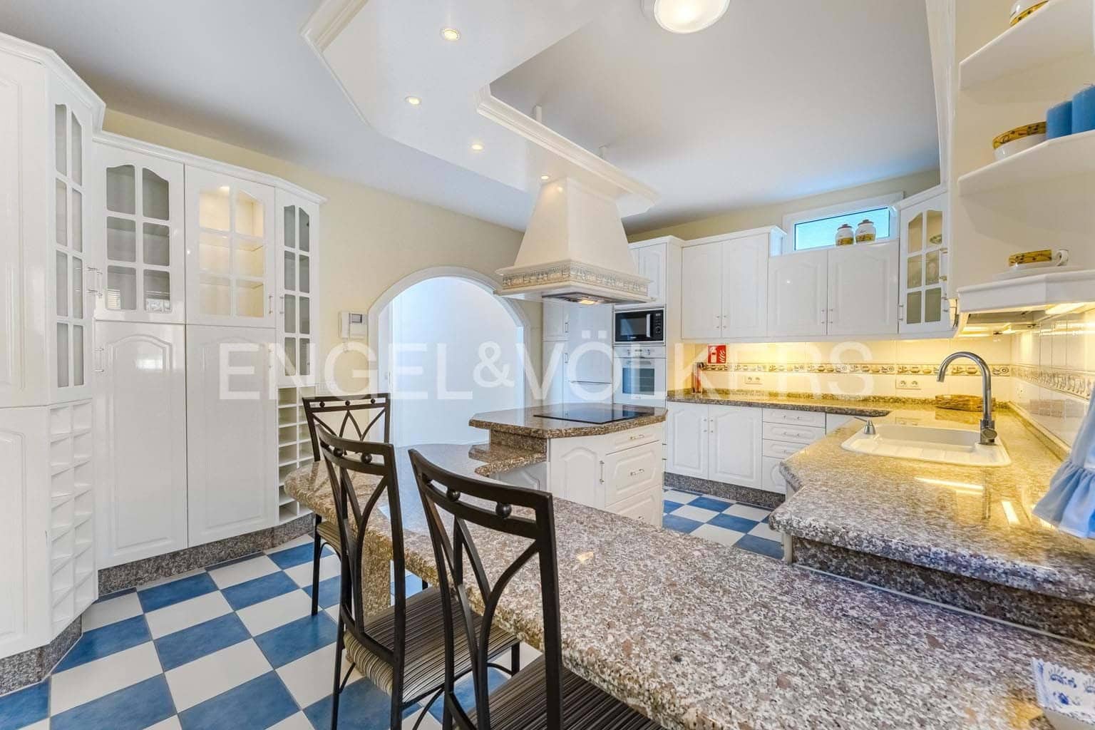 6 bedroom Villa for sale in Santiago del Teide with garage - € 690,000 (Ref: 9362826)