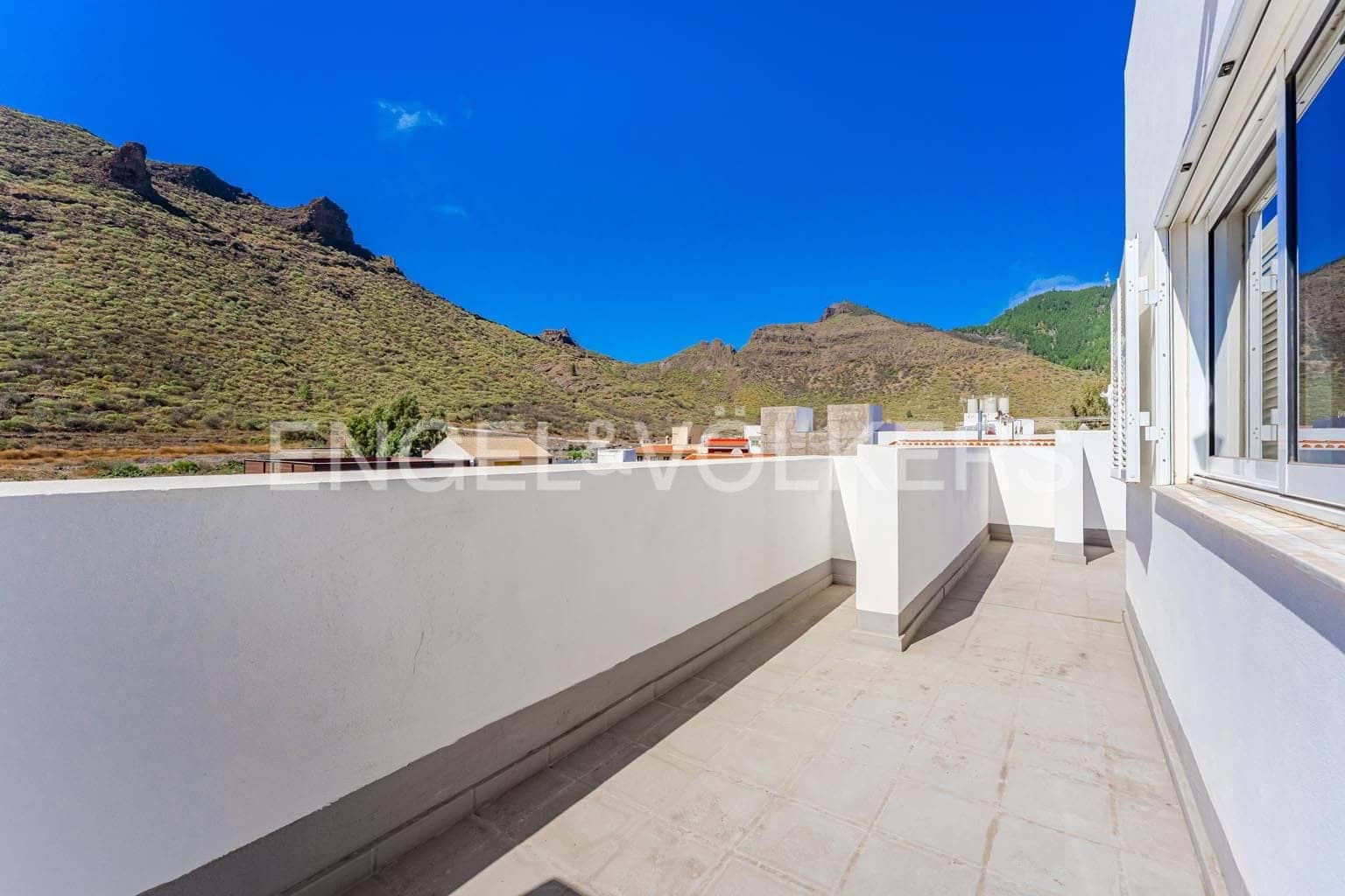 6 bedroom Villa for sale in Santiago del Teide with garage - € 690,000 (Ref: 9362826)