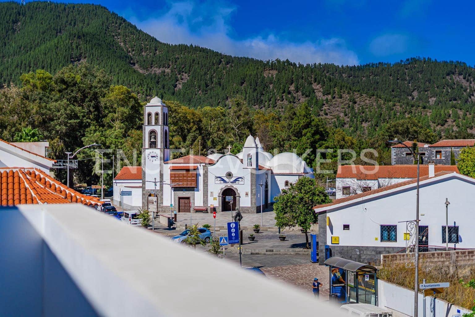 6 bedroom Villa for sale in Santiago del Teide with garage - € 690,000 (Ref: 9362826)