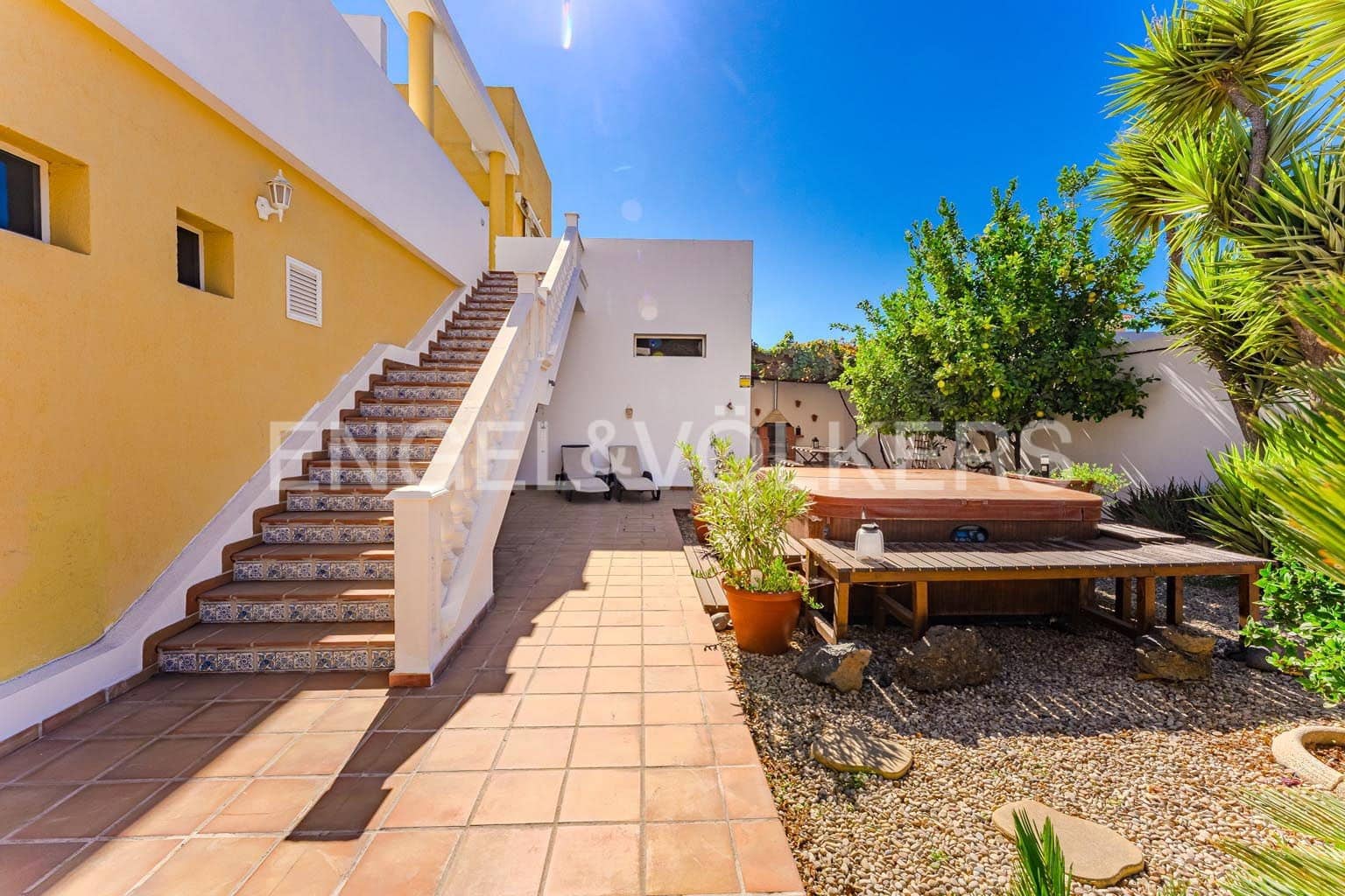 6 bedroom Villa for sale in Santiago del Teide with garage - € 690,000 (Ref: 9362826)