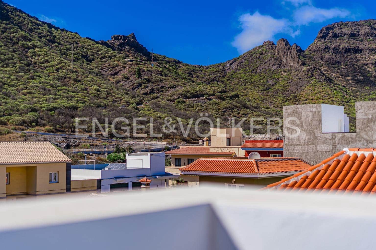 6 bedroom Villa for sale in Santiago del Teide with garage - € 690,000 (Ref: 9362826)