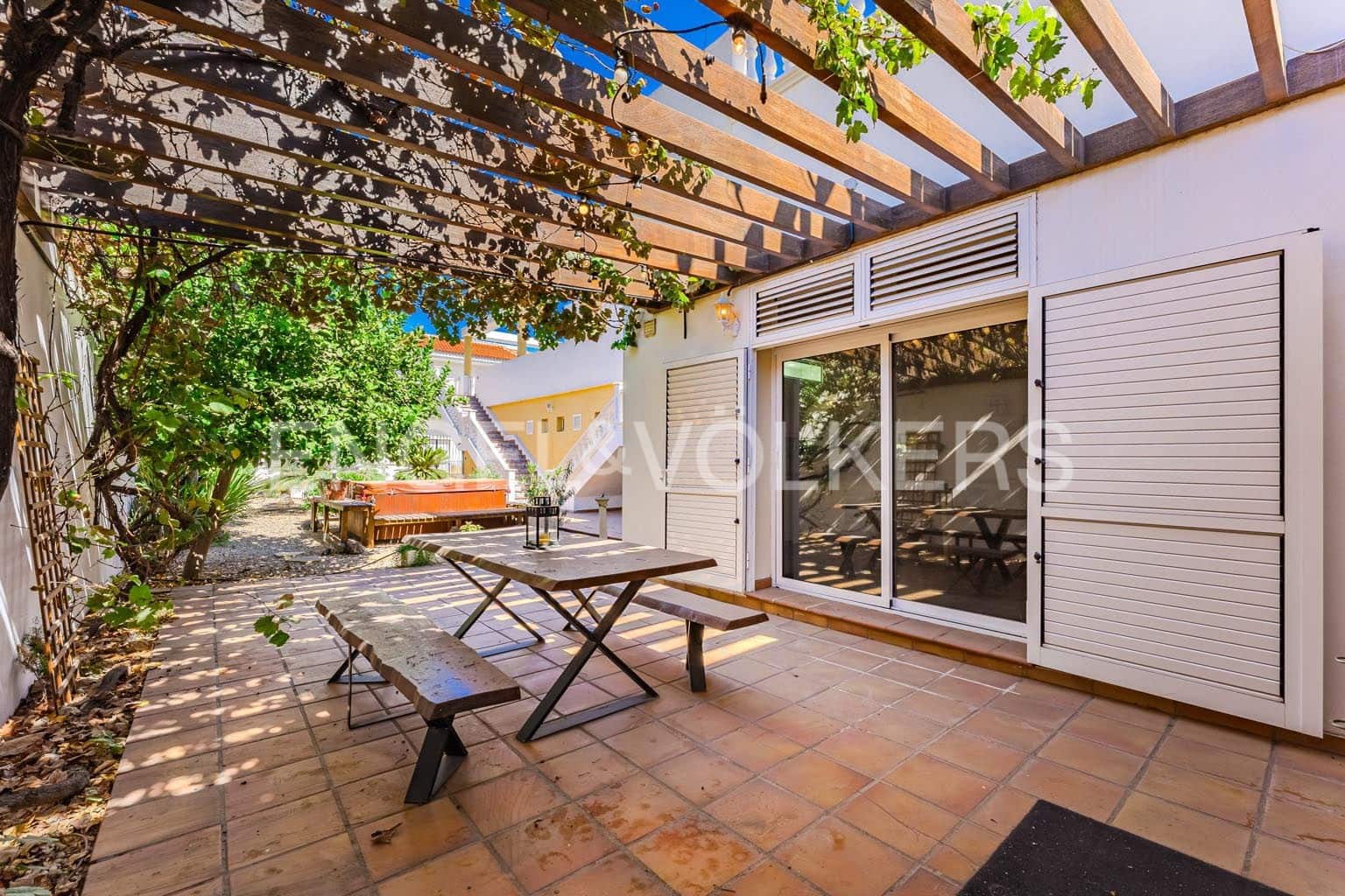 6 bedroom Villa for sale in Santiago del Teide with garage - € 690,000 (Ref: 9362826)