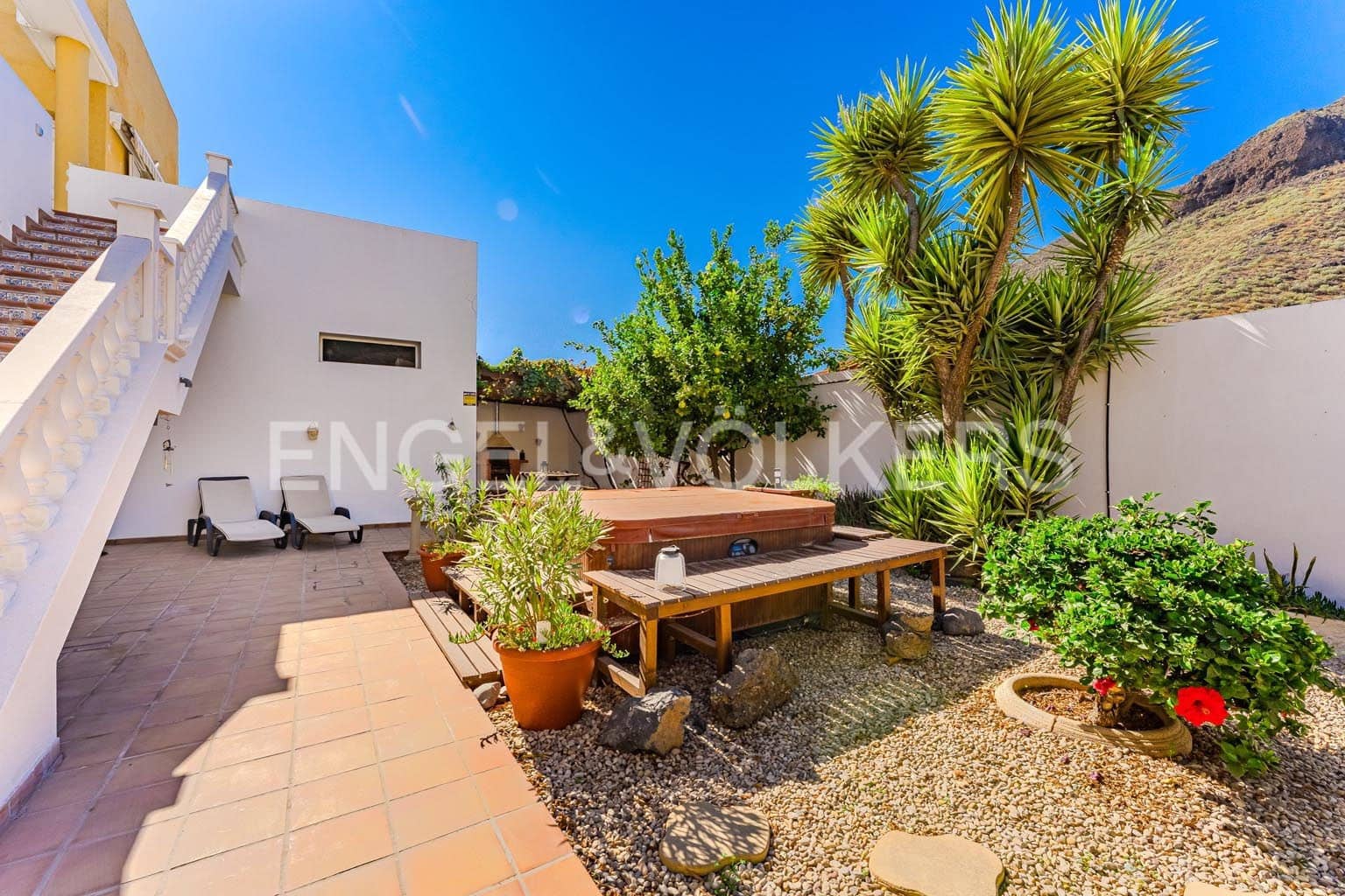 6 bedroom Villa for sale in Santiago del Teide with garage - € 690,000 (Ref: 9362826)