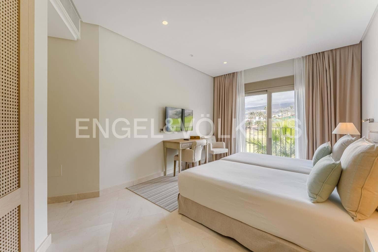 2 makuuhuone Huoneisto myytävänä paikassa Guia de Isora mukana uima-altaan 
autotalli - 1 149 000 € (Ref: 9368940)