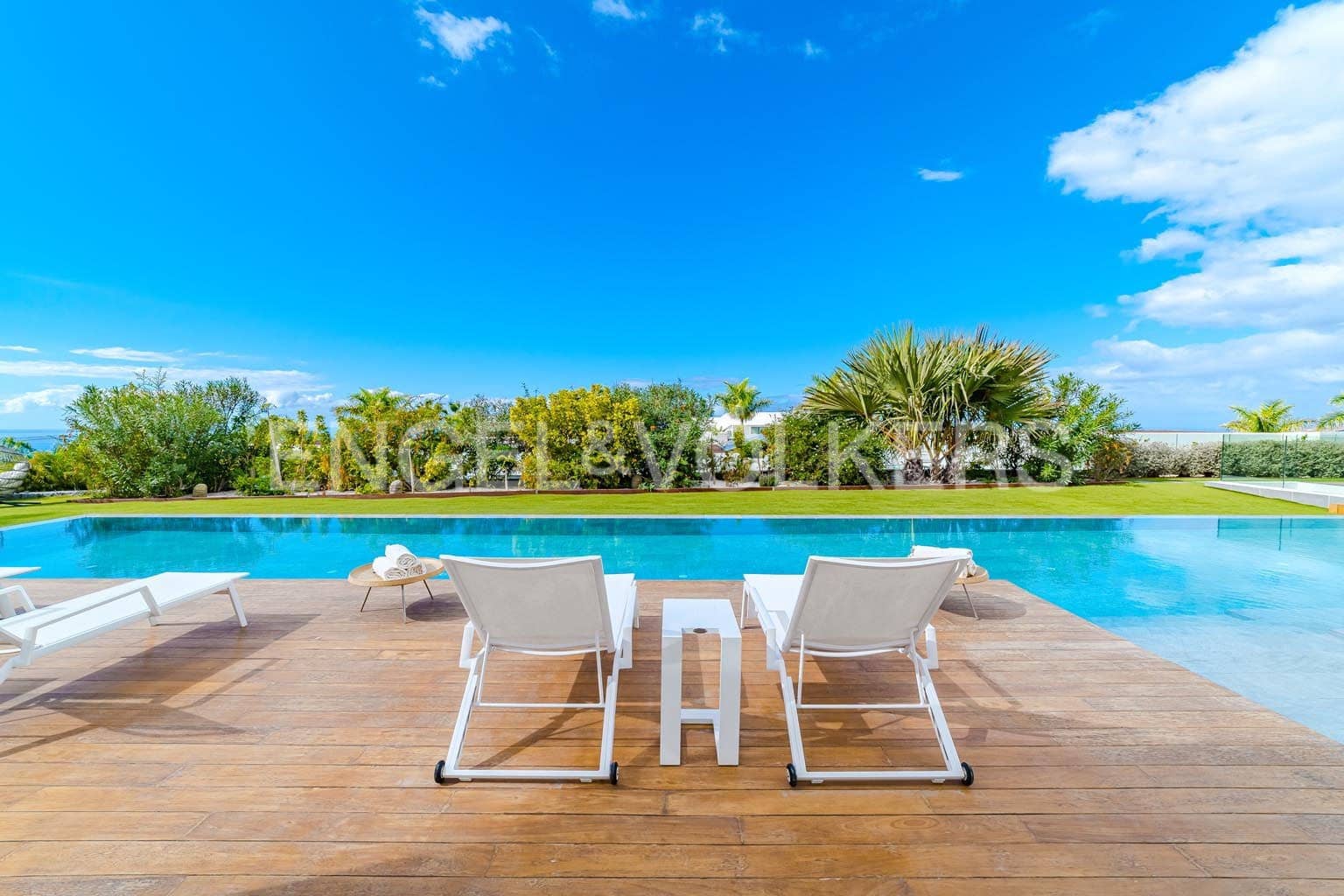 6 bedroom Villa for sale in Guia de Isora with pool garage - € 8,500,000 (Ref: 9444501)