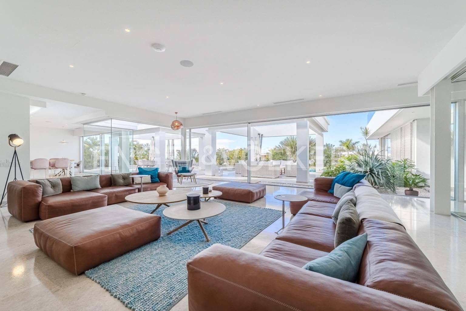 6 bedroom Villa for sale in Guia de Isora with pool garage - € 8,500,000 (Ref: 9444501)