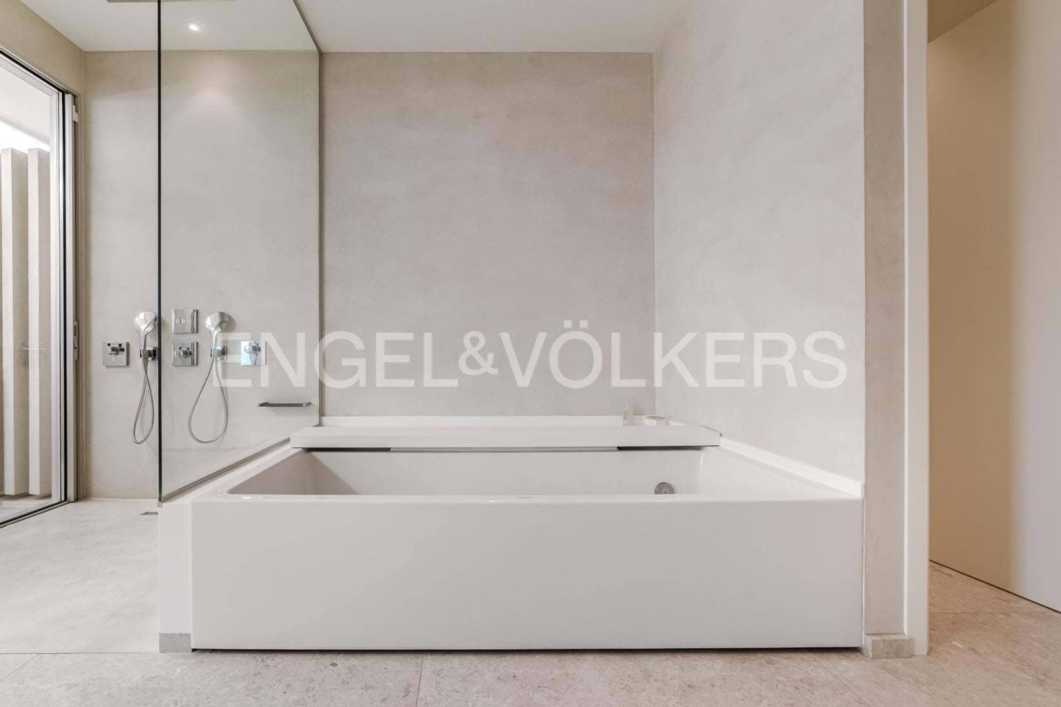 6 bedroom Villa for sale in Guia de Isora with pool garage - € 8,500,000 (Ref: 9444501)