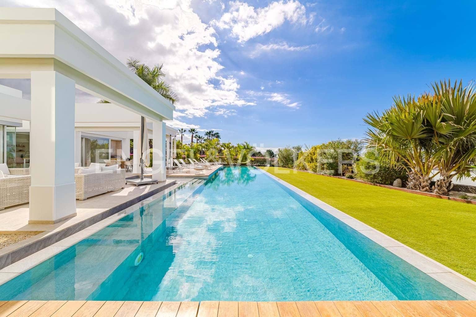 6 bedroom Villa for sale in Guia de Isora with pool garage - € 8,500,000 (Ref: 9444501)