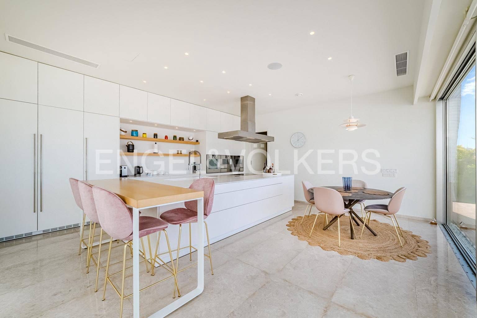 6 bedroom Villa for sale in Guia de Isora with pool garage - € 8,500,000 (Ref: 9444501)