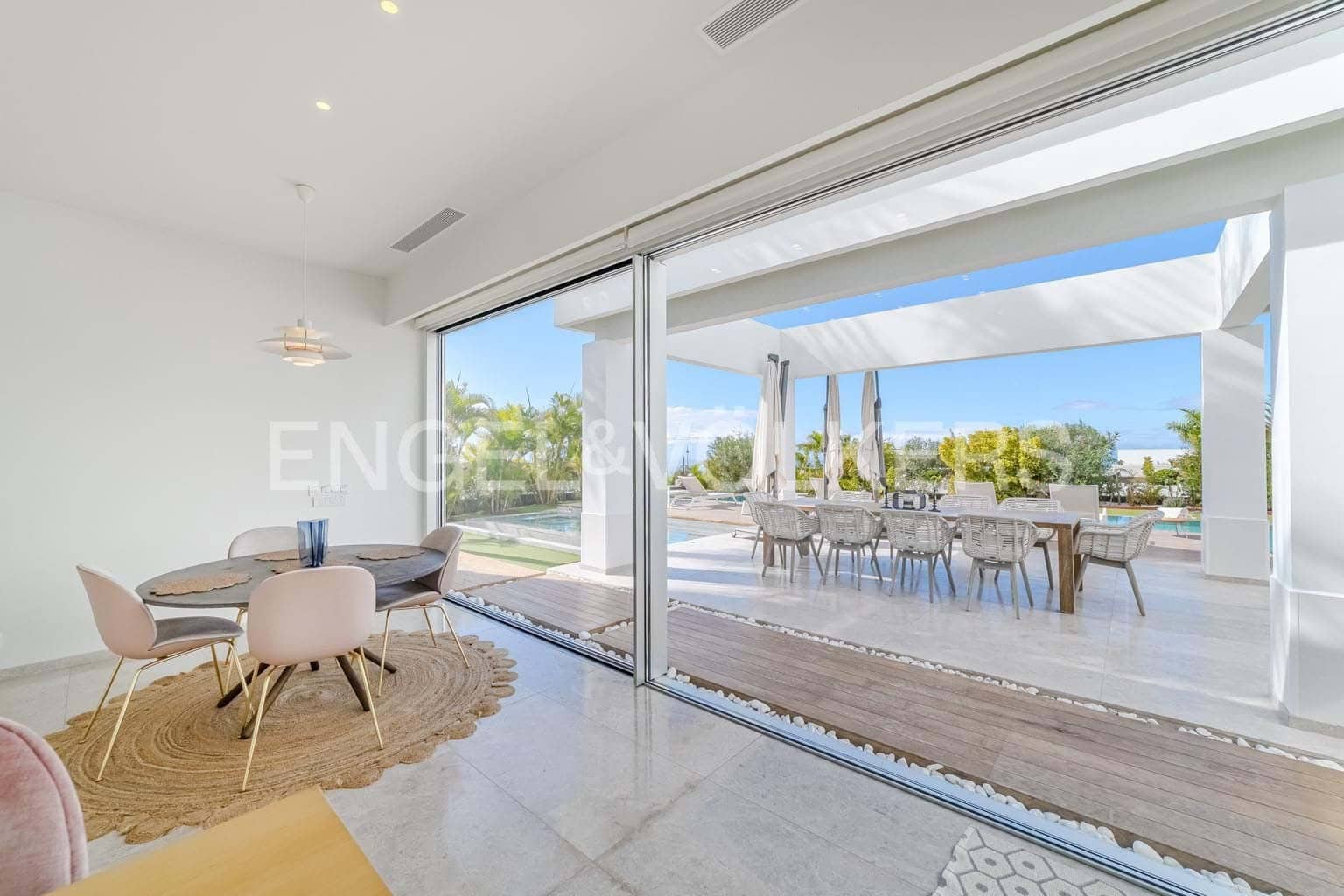 6 bedroom Villa for sale in Guia de Isora with pool garage - € 8,500,000 (Ref: 9444501)