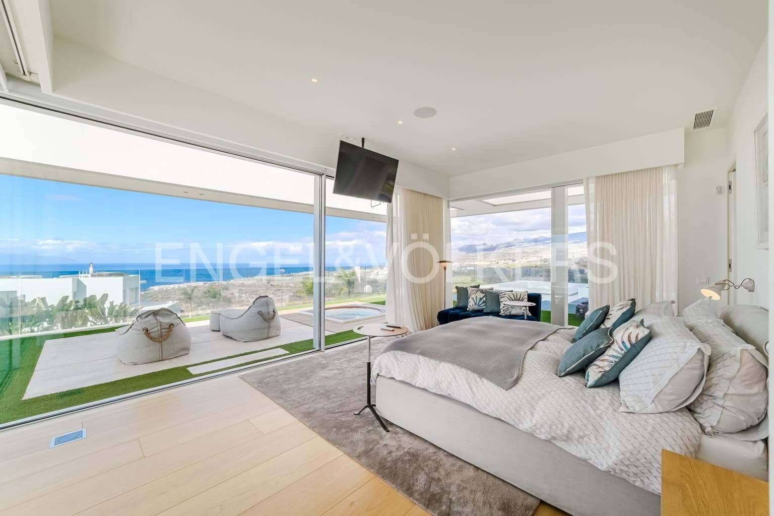 6 bedroom Villa for sale in Guia de Isora with pool garage - € 8,500,000 (Ref: 9444501)