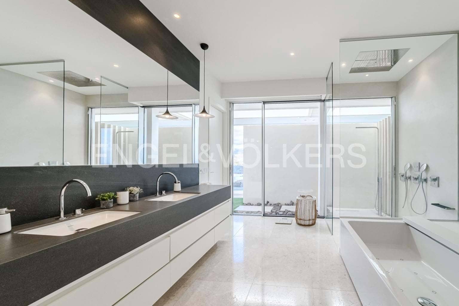 6 bedroom Villa for sale in Guia de Isora with pool garage - € 8,500,000 (Ref: 9444501)