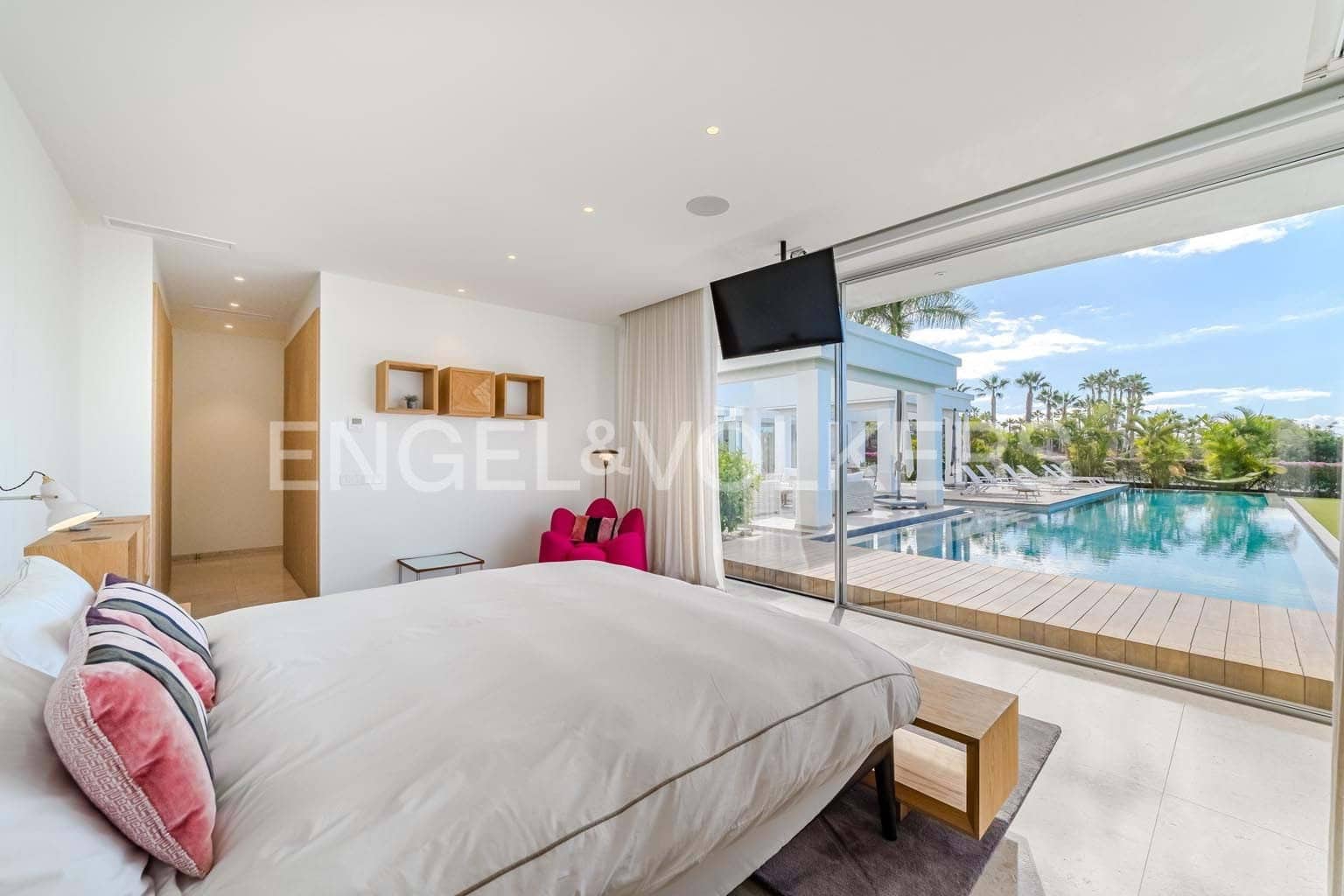 6 bedroom Villa for sale in Guia de Isora with pool garage - € 8,500,000 (Ref: 9444501)