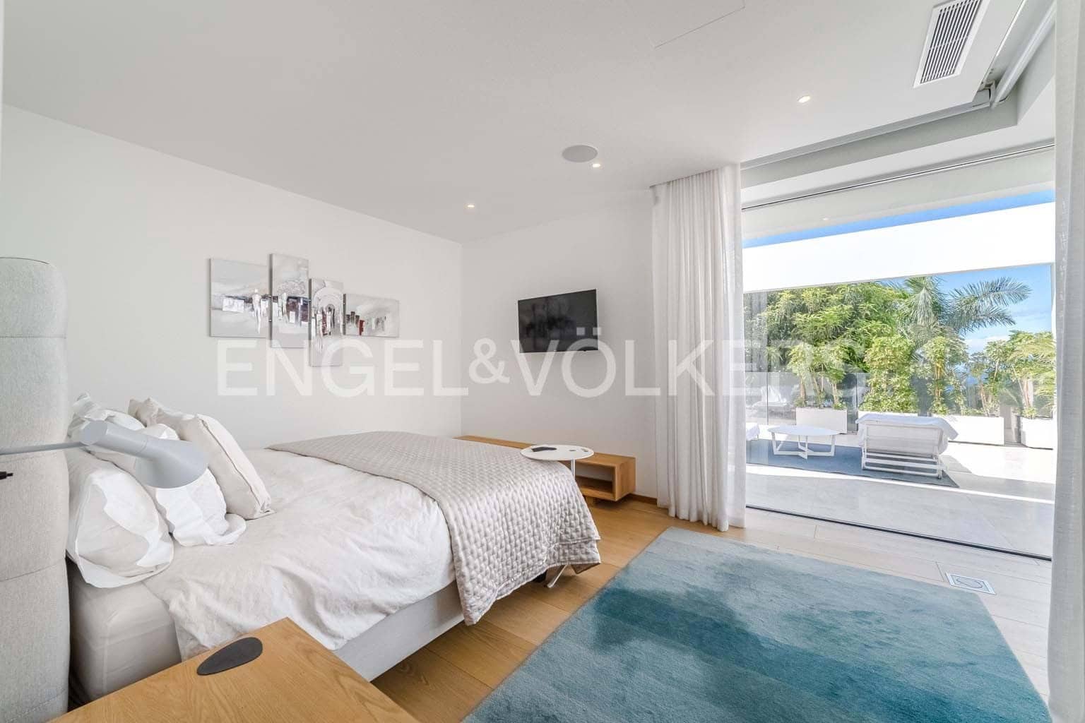 6 bedroom Villa for sale in Guia de Isora with pool garage - € 8,500,000 (Ref: 9444501)