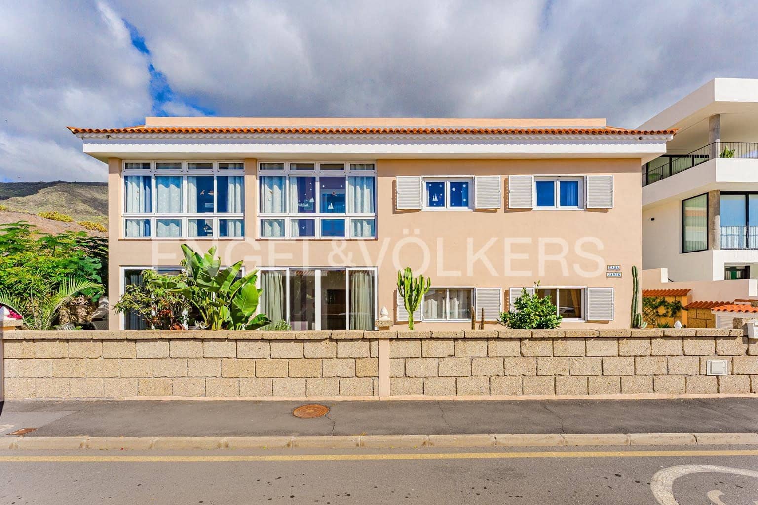 4 bedroom Villa for sale in Adeje - € 699,000 (Ref: 9490878)