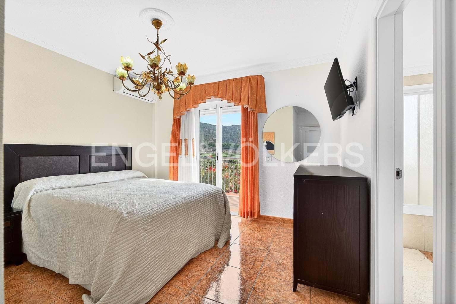 4 sypialnia Willa na sprzedaż w Fanabe z garażem - 899 000 € (Ref: 9572138)