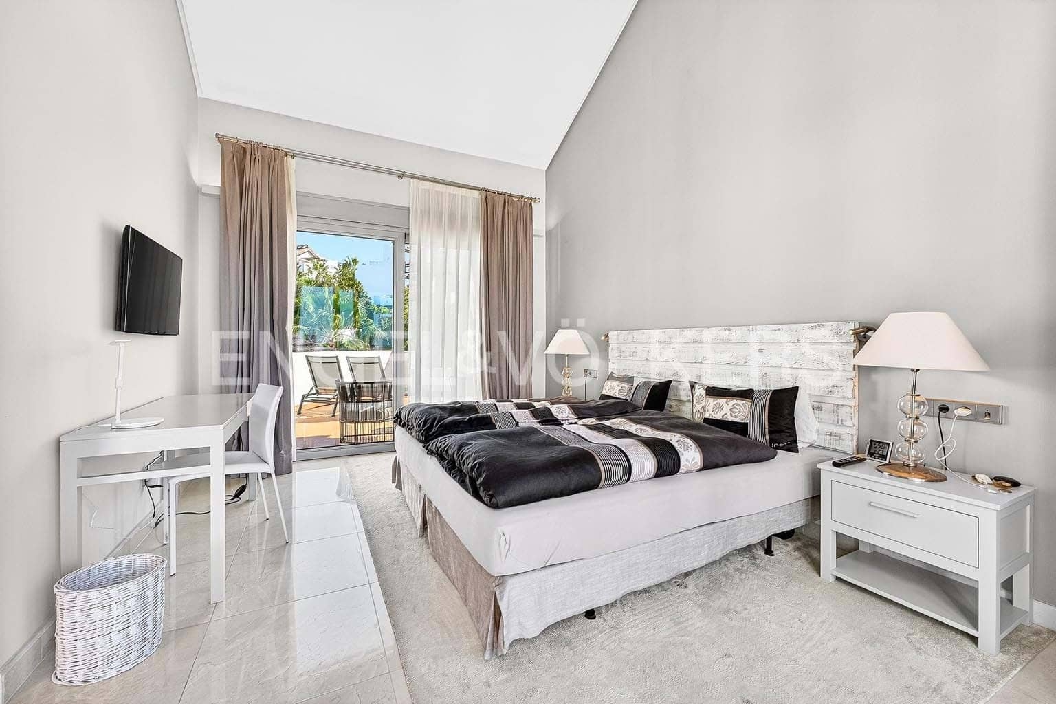3 bedroom Apartment for sale in Playa San Juan with pool - € 2,249,000 (Ref: 9616827)