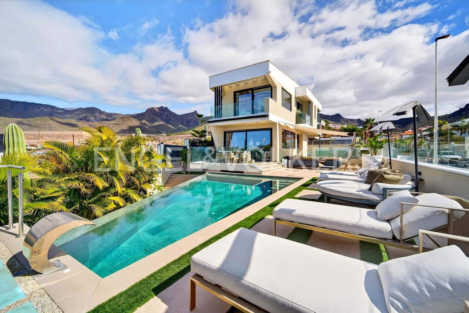 4 soverom Villa til salgs i El Madronal med svømmebasseng garasje - € 3 500 000 (Ref: 9641028)