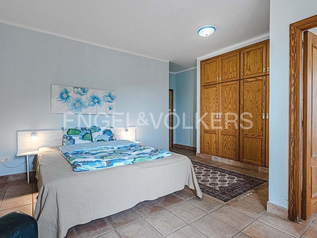 3 bedroom Villa for sale in Guia de Isora with pool garage - € 1,090,000 (Ref: 9699248)