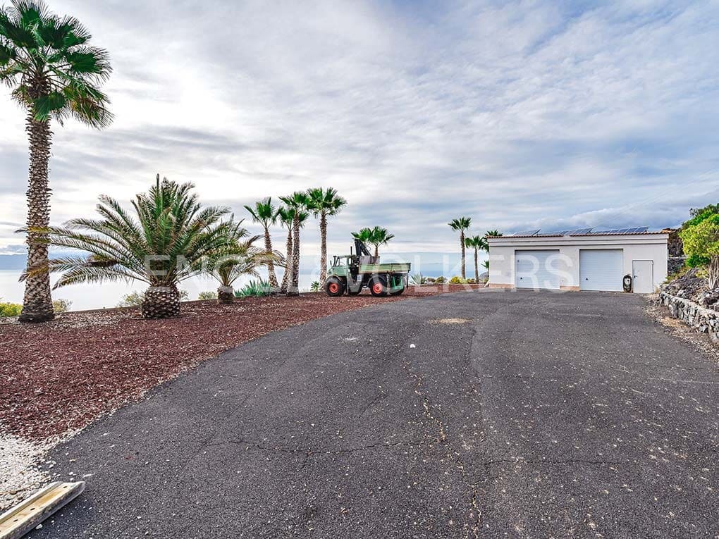 3 bedroom Villa for sale in Guia de Isora with pool garage - € 1,090,000 (Ref: 9699248)