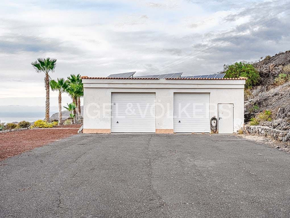 3 bedroom Villa for sale in Guia de Isora with pool garage - € 1,090,000 (Ref: 9699248)