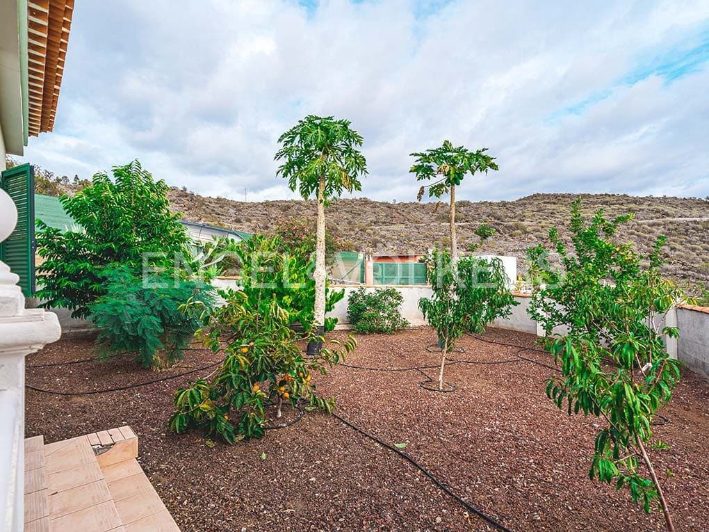 3 bedroom Villa for sale in Guia de Isora with pool garage - € 1,090,000 (Ref: 9699248)