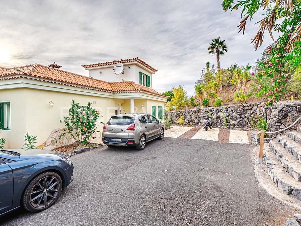 3 bedroom Villa for sale in Guia de Isora with pool garage - € 1,090,000 (Ref: 9699248)