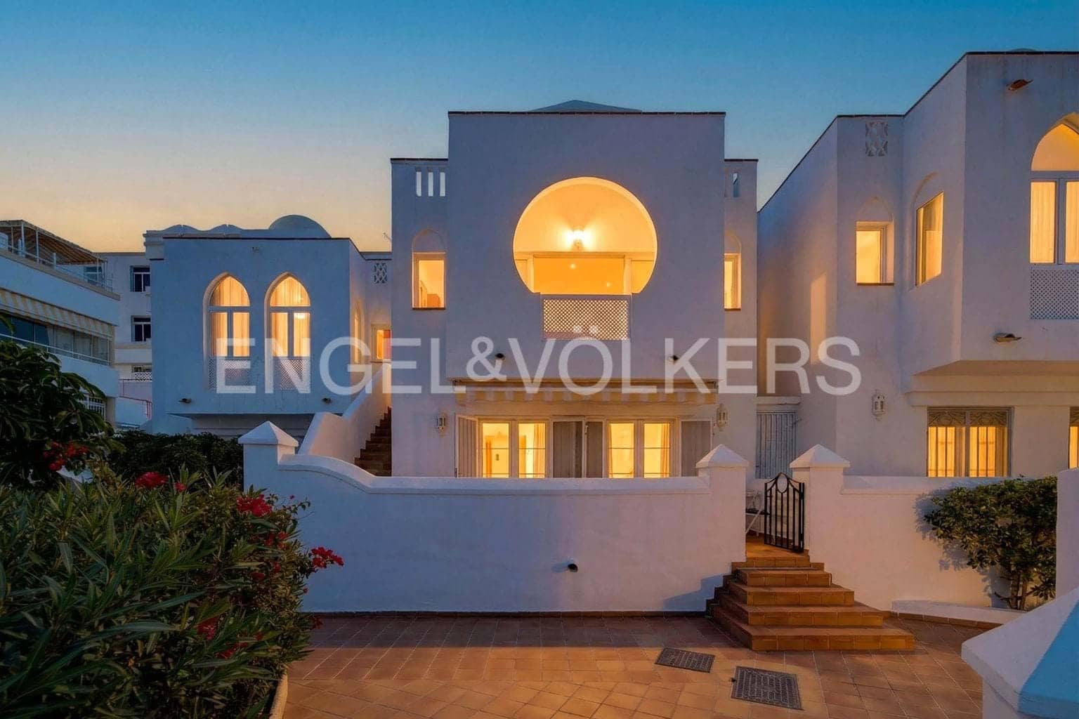 2 bedroom Villa for sale in Callao Salvaje with pool - € 465,000 (Ref: 9736141)