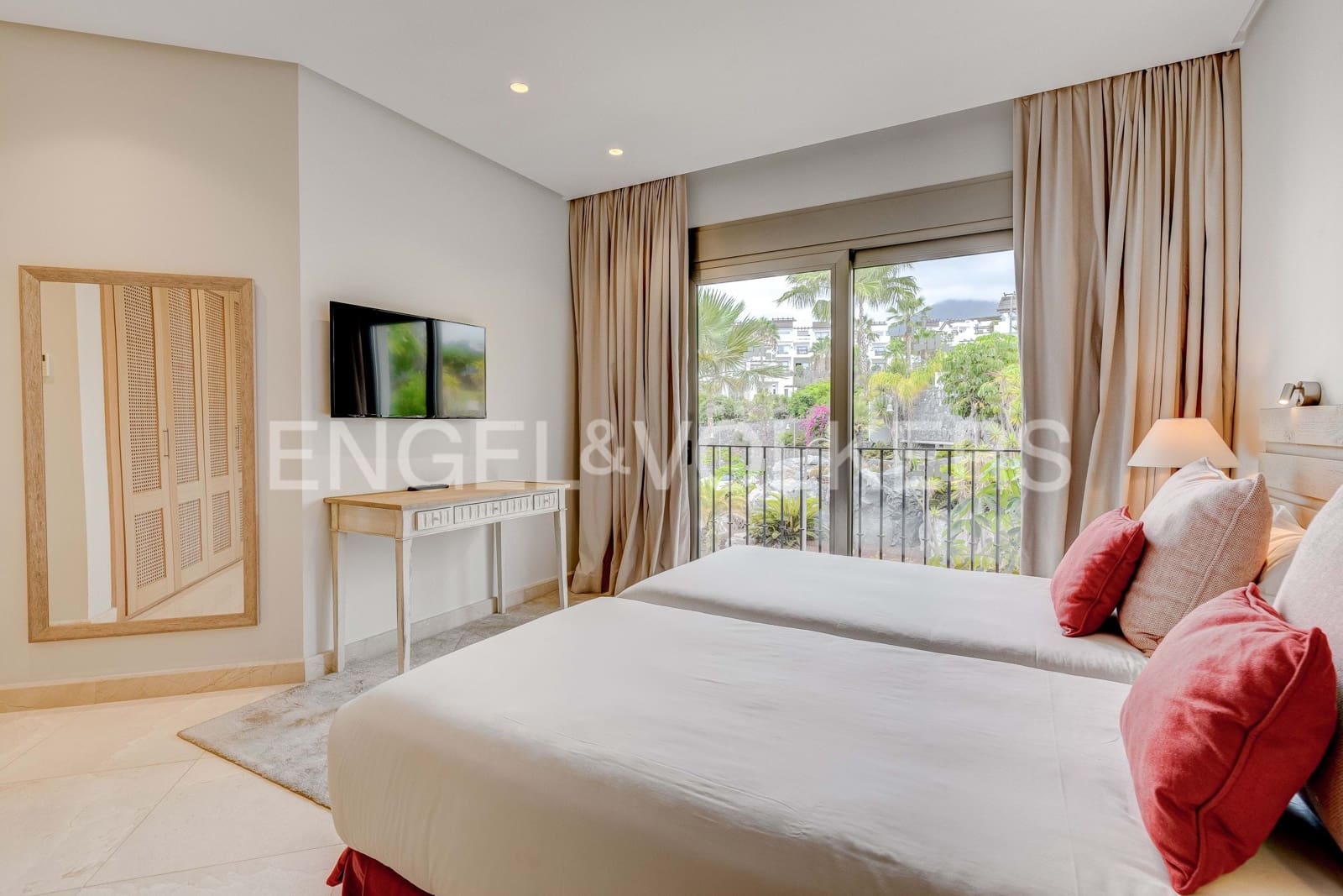 4 bedroom Apartment for sale in Guia de Isora with pool garage - € 2,200,000 (Ref: 9867459)