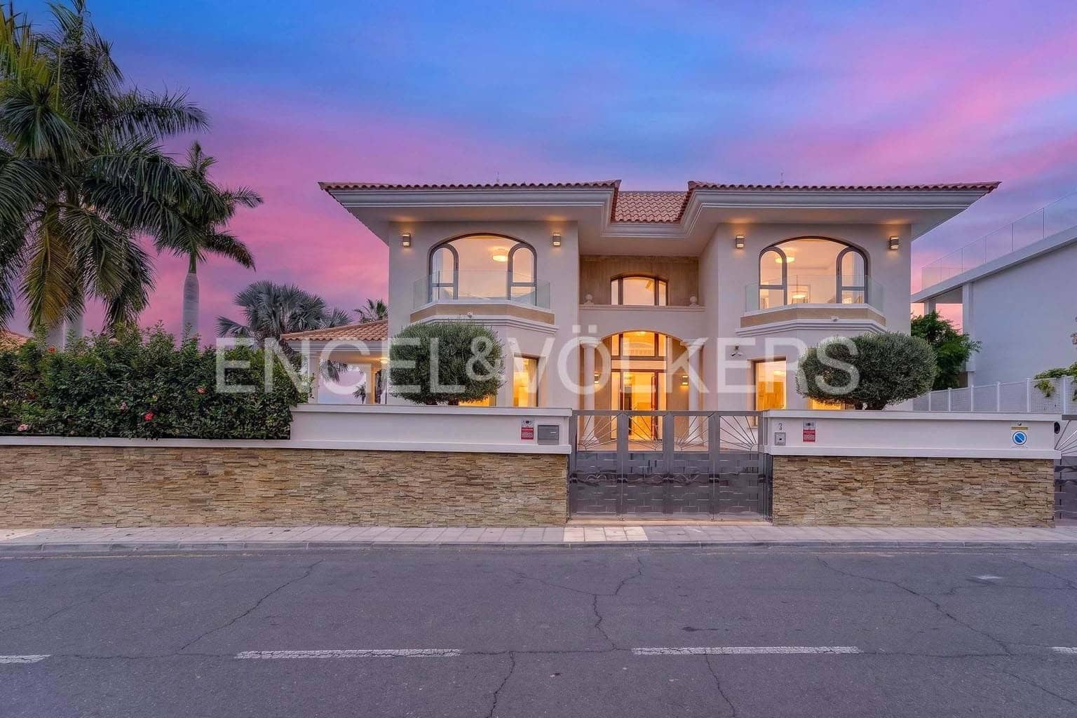 4 bedroom Villa for sale in Costa Adeje with pool garage - € 3,500,000 (Ref: 9867460)