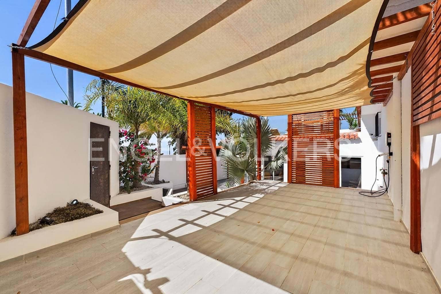 4 slaapkamer Villa te koop in Arona met zwembad - € 810.000 (Ref: 9890951)
