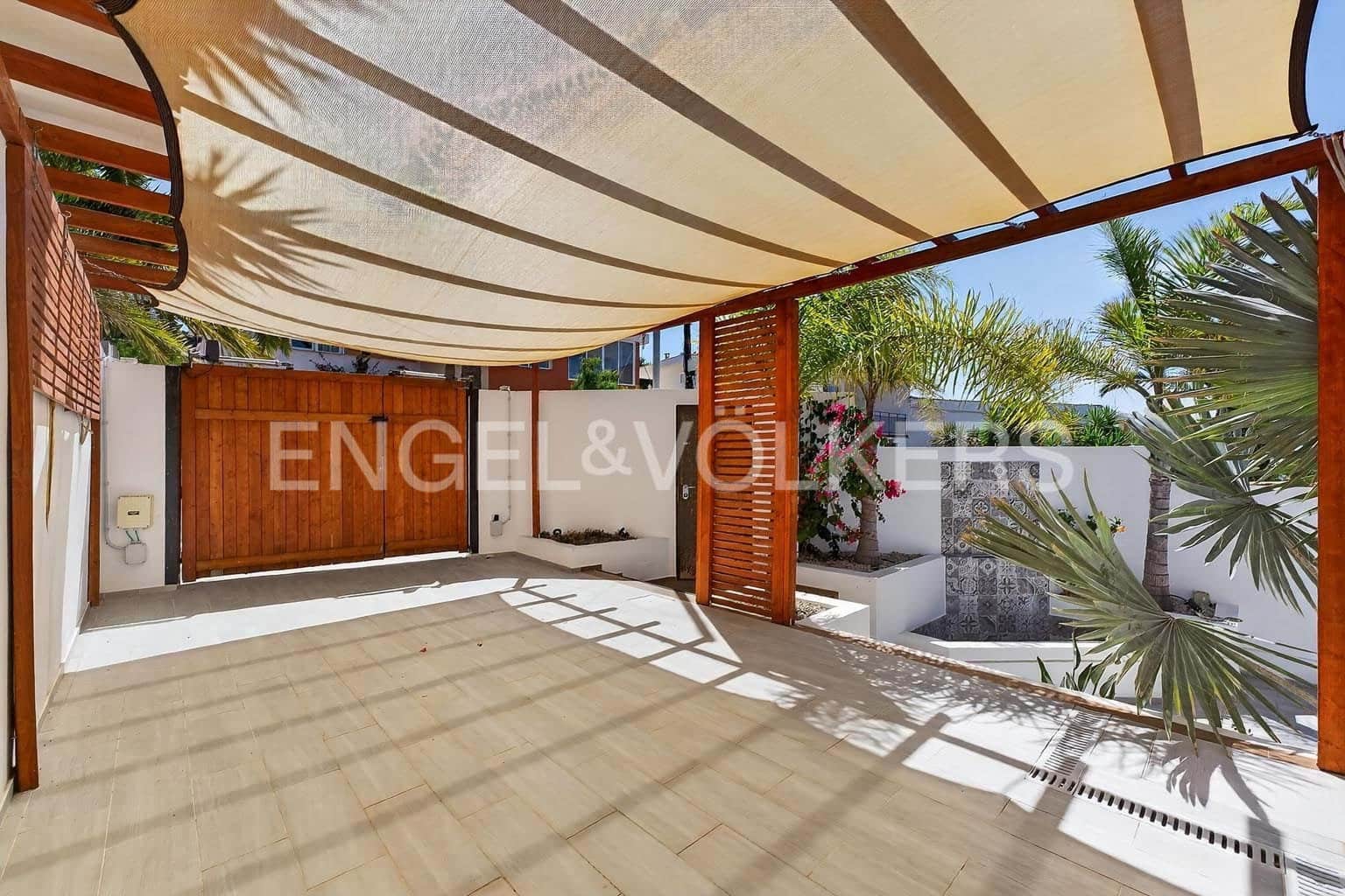 4 slaapkamer Villa te koop in Arona met zwembad - € 810.000 (Ref: 9890951)