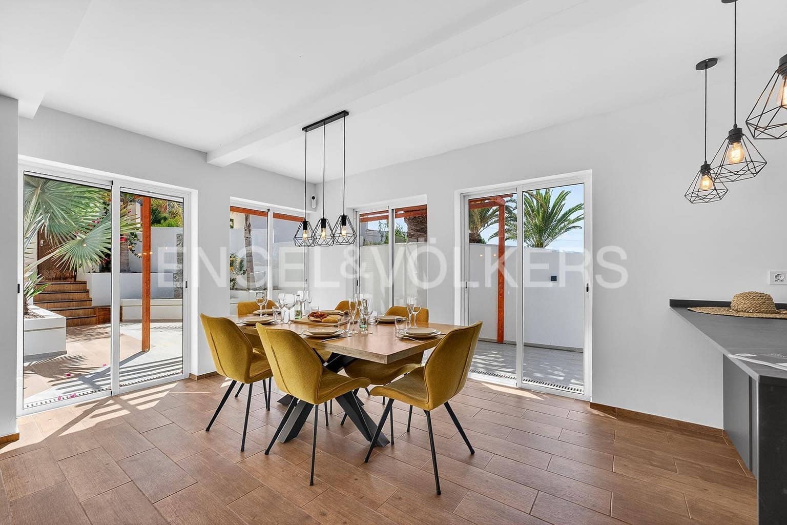 4 slaapkamer Villa te koop in Arona met zwembad - € 810.000 (Ref: 9890951)