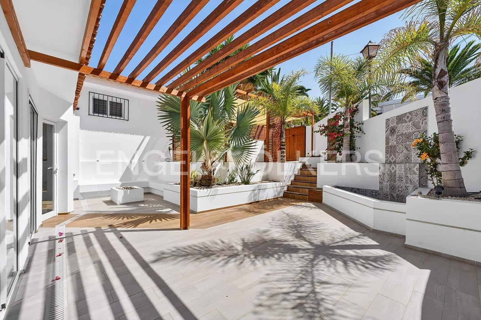 4 slaapkamer Villa te koop in Arona met zwembad - € 810.000 (Ref: 9890951)