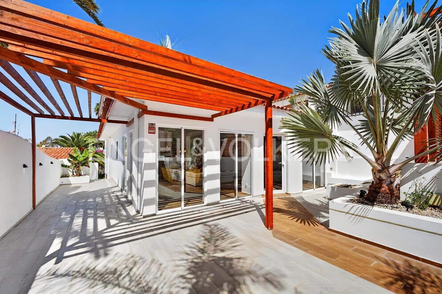 4 slaapkamer Villa te koop in Arona met zwembad - € 810.000 (Ref: 9890951)