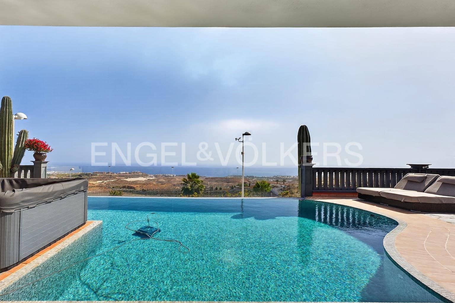 4 chambre Villa/Maison à vendre à Adeje avec piscine garage - 3 250 000 € (Ref: 9895152)