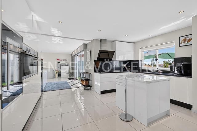 3 slaapkamer Villa te koop in Callao Salvaje, Adeje met zwembad garage - € 1.290.000 (Ref: 9924856)