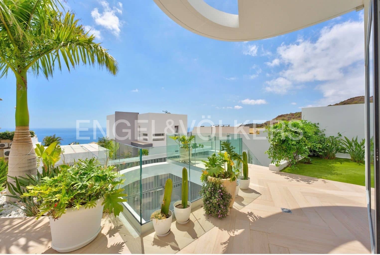 4 bedroom Villa for sale in Costa Adeje with pool garage - € 1,999,000 (Ref: 9941194)