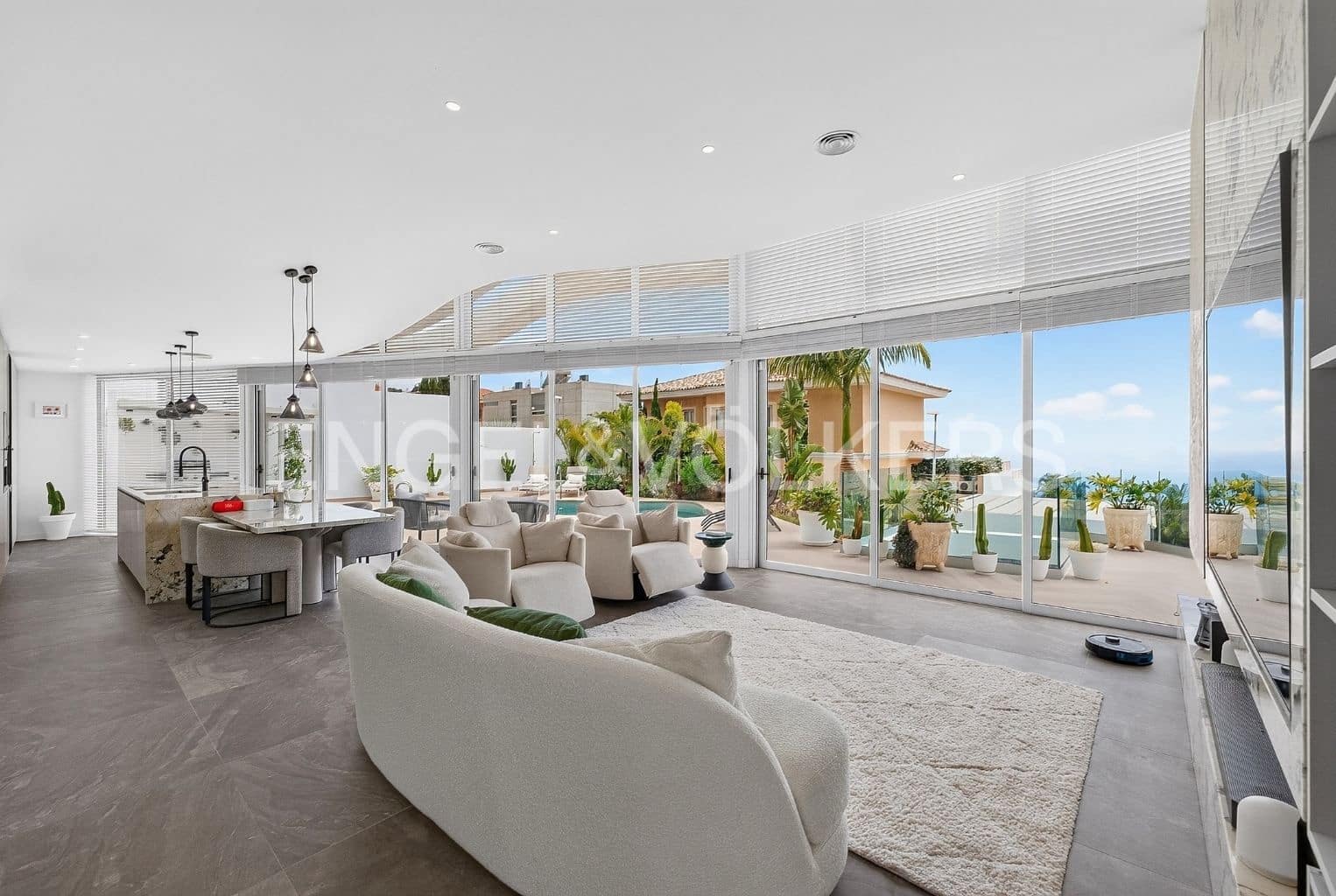 4 bedroom Villa for sale in Costa Adeje with pool garage - € 1,999,000 (Ref: 9941194)