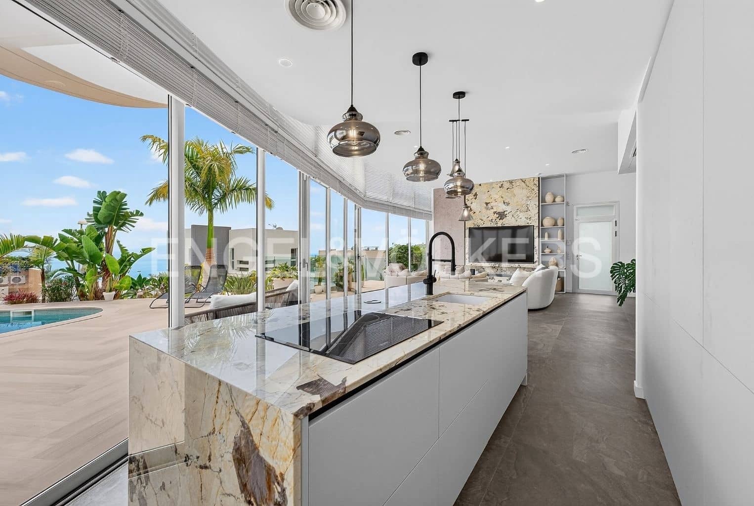 4 bedroom Villa for sale in Costa Adeje with pool garage - € 1,999,000 (Ref: 9941194)