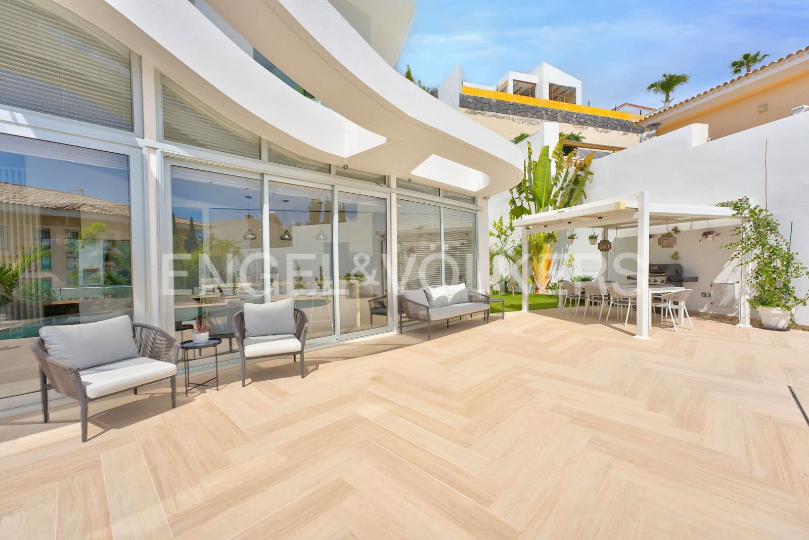 4 bedroom Villa for sale in Costa Adeje with pool garage - € 1,999,000 (Ref: 9941194)