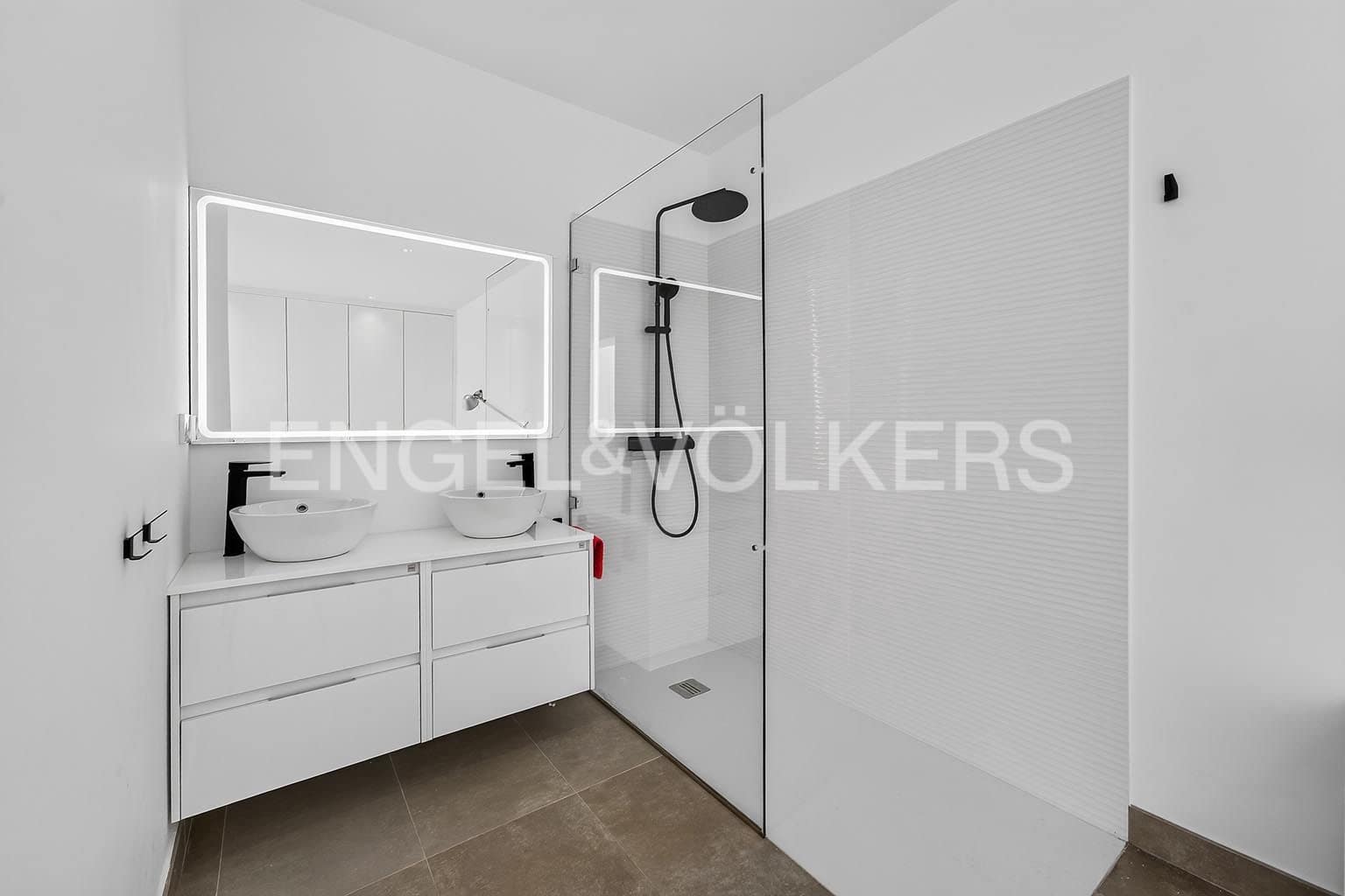 2 slaapkamer Appartement te koop in La Caleta met zwembad - € 1.590.000 (Ref: 9973814)