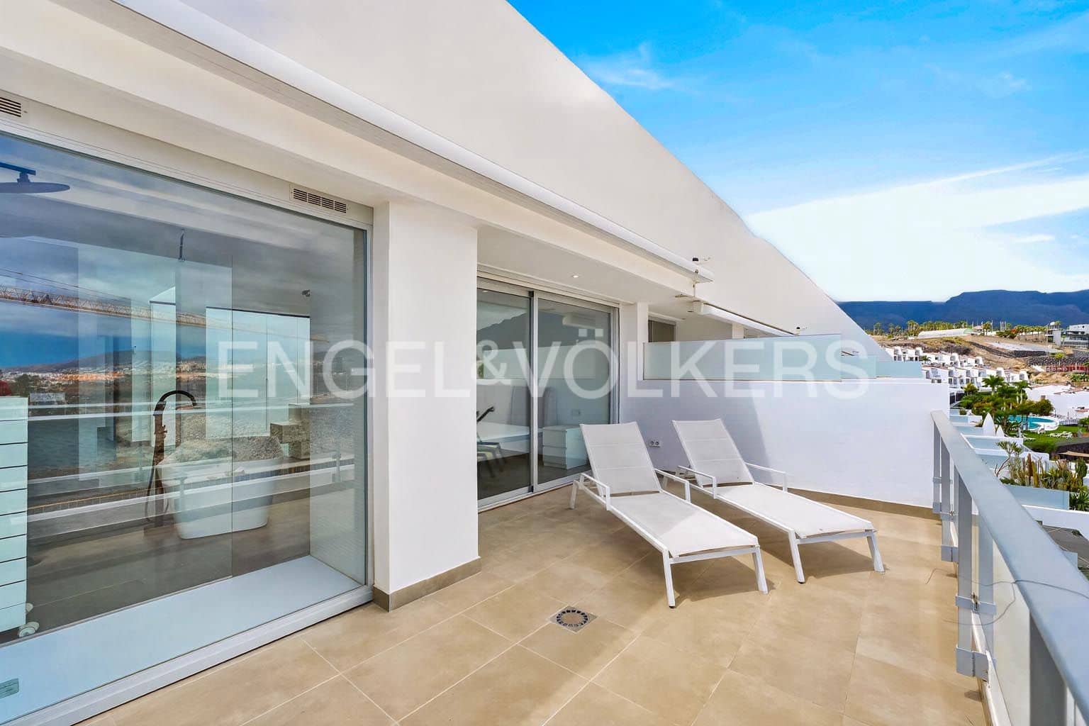 2 slaapkamer Appartement te koop in La Caleta met zwembad - € 1.590.000 (Ref: 9973814)