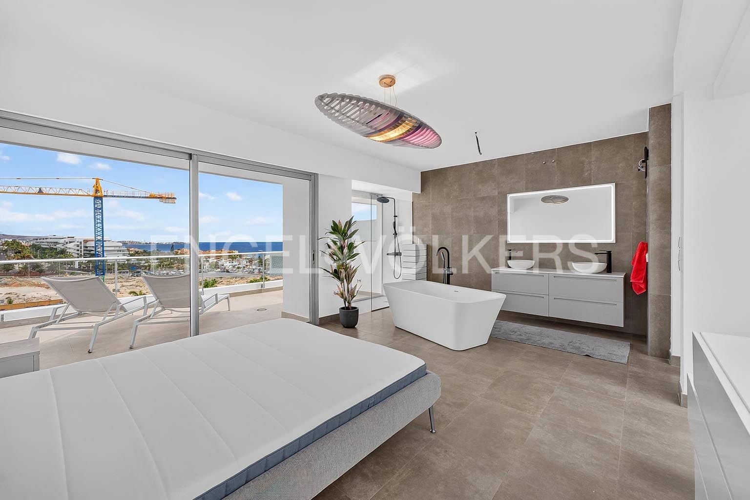 2 slaapkamer Appartement te koop in La Caleta met zwembad - € 1.590.000 (Ref: 9973814)