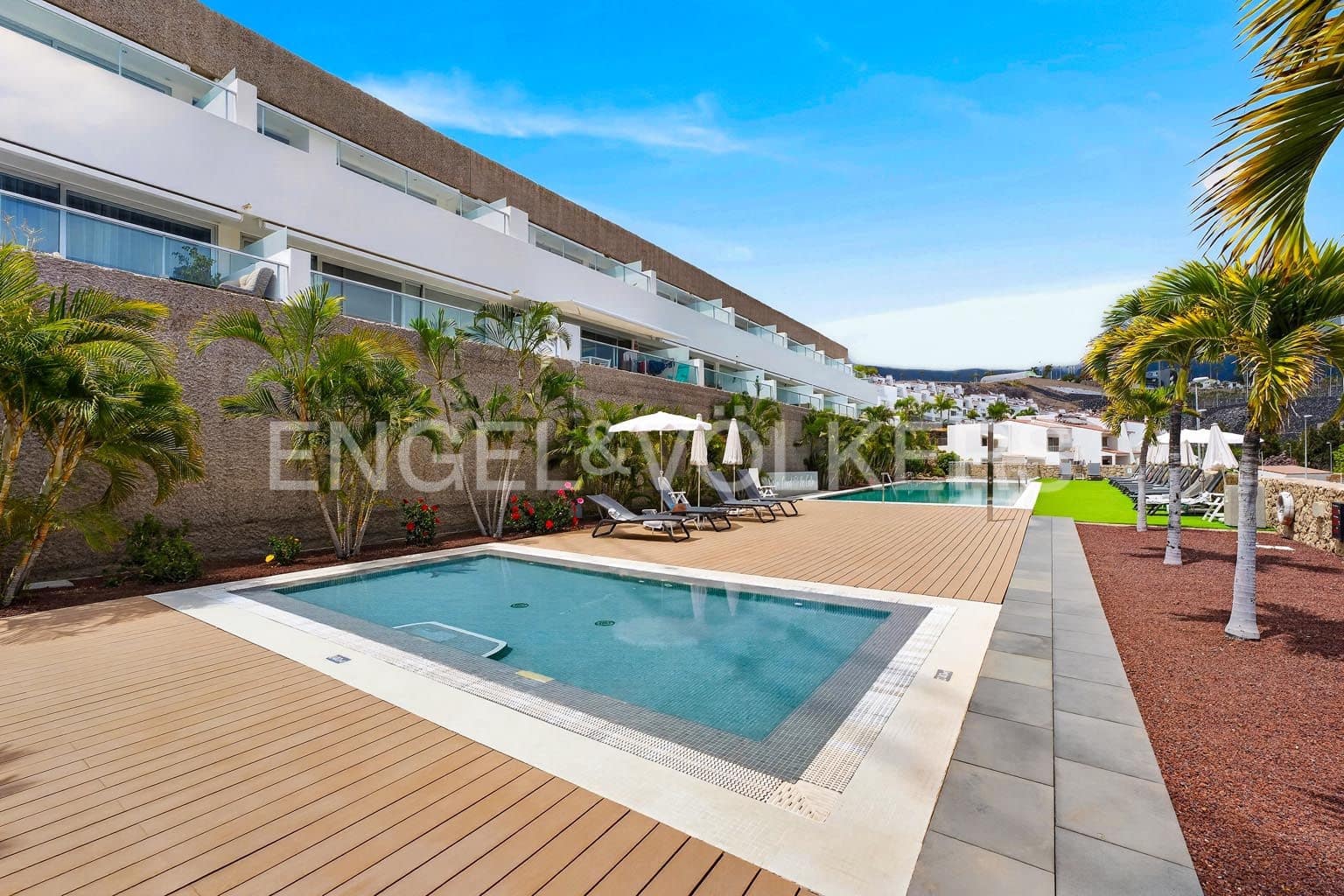 2 slaapkamer Appartement te koop in La Caleta met zwembad - € 1.590.000 (Ref: 9973814)