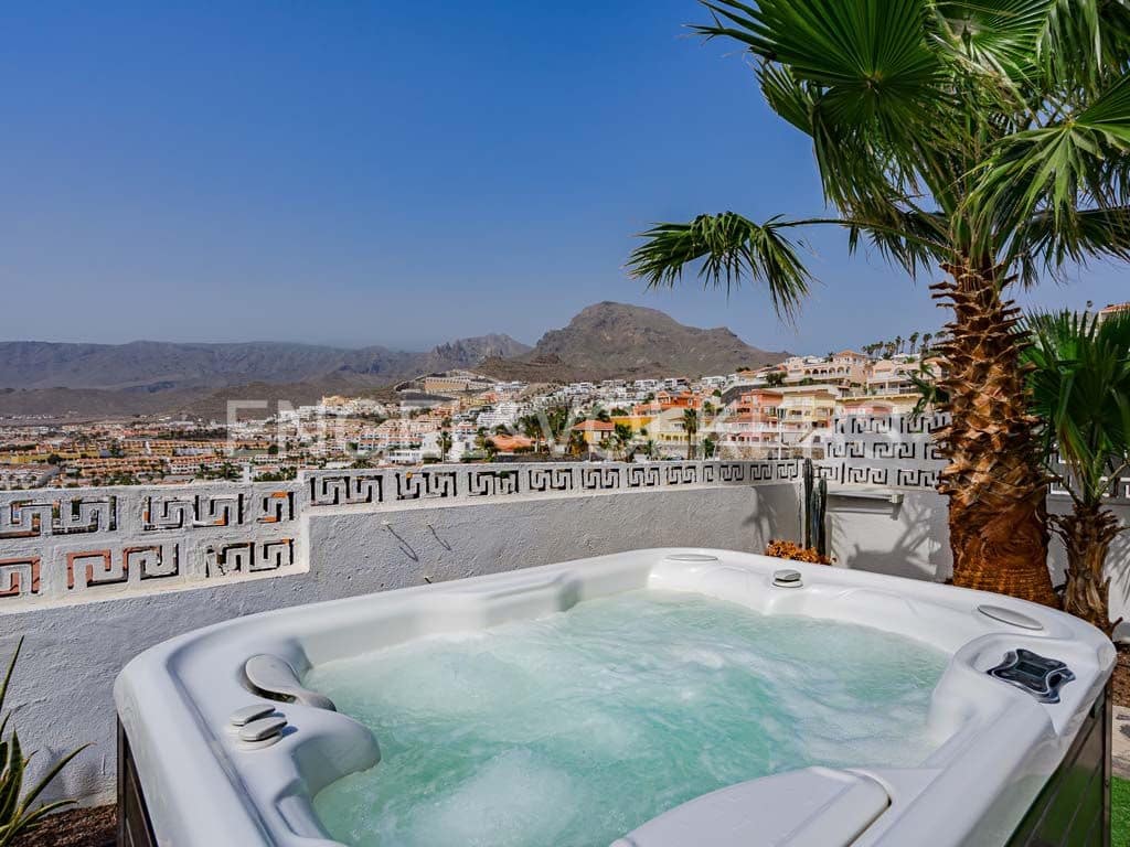 2 soverom Villa til salgs i San Eugenio med garasje - € 690 000 (Ref: 9996041)