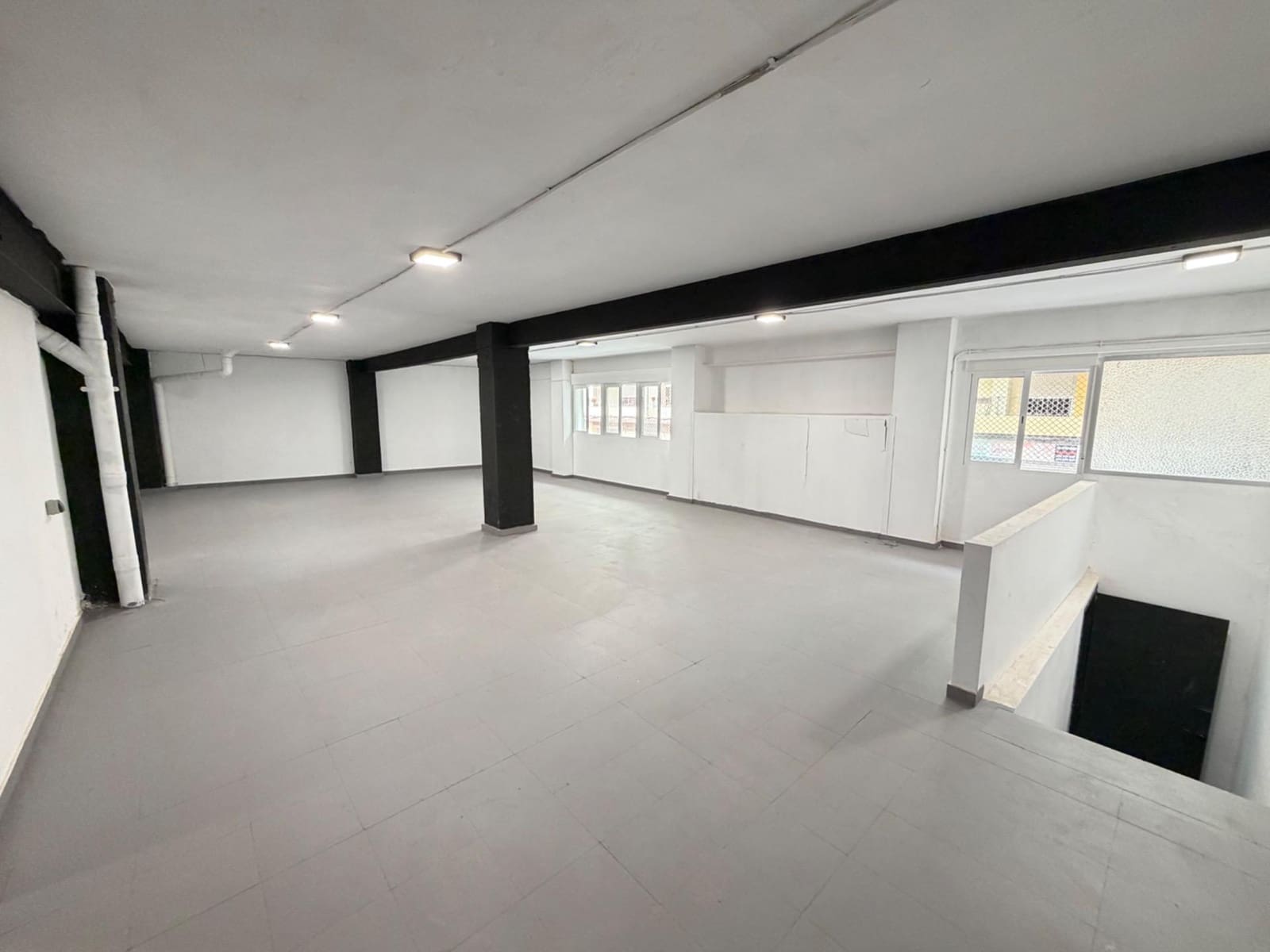 Local Commercial à louer à Alicante ville - 2 450 € (Ref: 10037535)